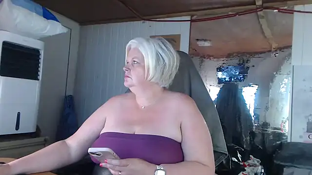 Snapshot of sexychazza16 chatting on 10-14-25, 06:31 sexychazza16 online show from 10-14-25, 06:31