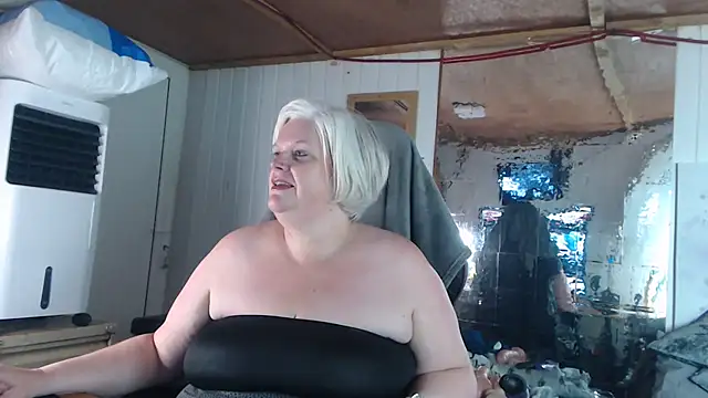 Snapshot of sexychazza16 chatting on 10-21-25, 08:09 sexychazza16 online show from 10-21-25, 08:09