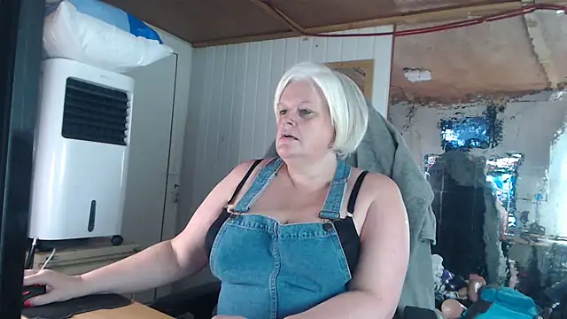 Snapshot of sexychazza16 chatting on 10-23-25, 08:07 sexychazza16 online show from 10-23-25, 08:07