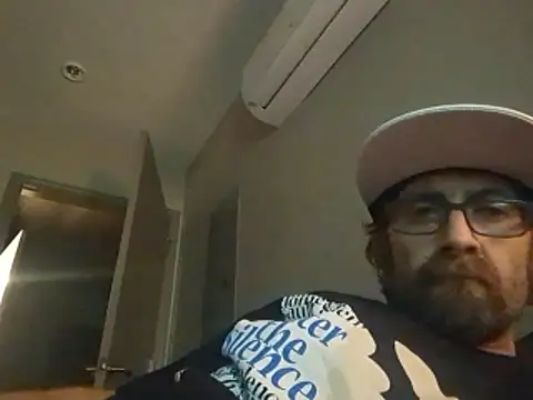 Snapshot of Bottomslut4tops84 chatting on 11-18-25, 04:28 Bottomslut4tops84 online show from 11-18-25, 04:28