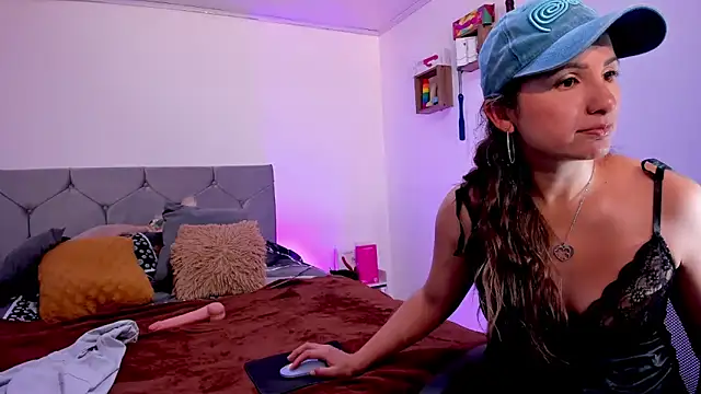 Snapshot of vanessabrown_ chatting on 10-20-25, 03:01 vanessabrown online show from 10-20-25, 03:01