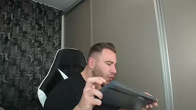 Snapshot of Thori92 chatting on 01-12-25, 01:37 Thori92 online show from 01-12-25, 01:37