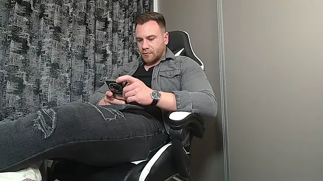 Snapshot of Thori92 chatting on 02-14-25, 08:26 Thori92 online show from 02-14-25, 08:26