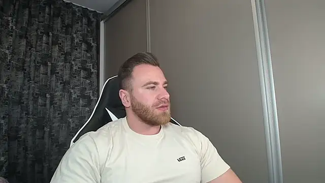 Snapshot of Thori92 chatting on 03-05-25, 05:39 Thori92 online show from 03-05-25, 05:39