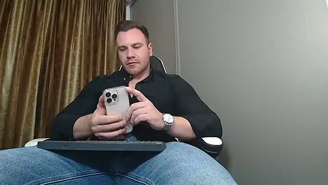 Snapshot of Thori92 chatting on 12-15-25, 06:45 Thori92 online show from 12-15-25, 06:45