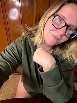 Snapshot of Lizzyloo chatting on 11-23-25, 01:27 Lizzyloo online show from 11-23-25, 01:27