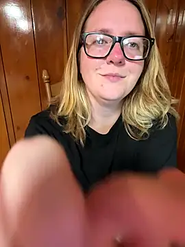 Snapshot of Lizzyloo chatting on 11-26-25, 03:29 Lizzyloo online show from 11-26-25, 03:29