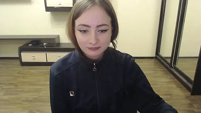 Snapshot of Laralianna chatting on 12-13-24, 03:43 Laralianna online show from 12-13-24, 03:43