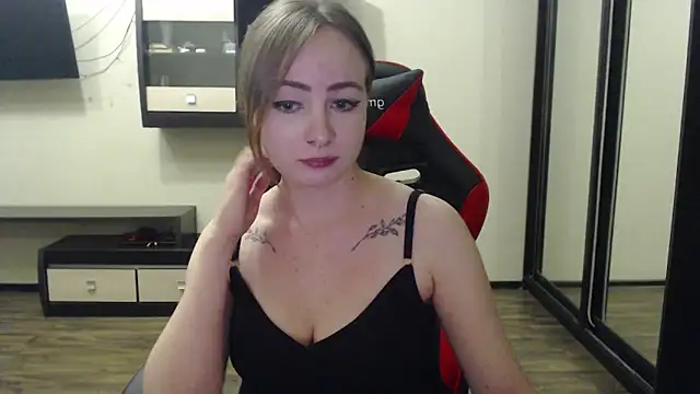 Snapshot of Laralianna chatting on 02-15-25, 07:39 Laralianna online show from 02-15-25, 07:39