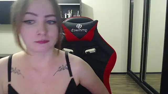 Snapshot of Laralianna chatting on 02-18-25, 03:43 Laralianna online show from 02-18-25, 03:43