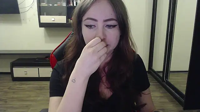 Snapshot of Laralianna chatting on 02-25-25, 04:00 Laralianna online show from 02-25-25, 04:00