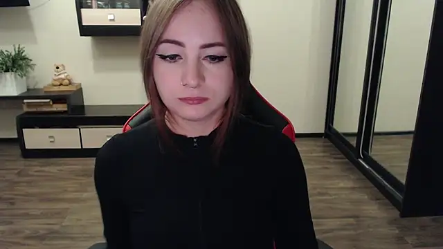 Snapshot of Laralianna chatting on 09-15-25, 02:06 Laralianna online show from 09-15-25, 02:06