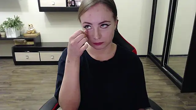 Snapshot of Laralianna chatting on 09-21-25, 10:17 Laralianna online show from 09-21-25, 10:17