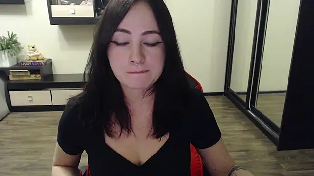 Snapshot of Laralianna chatting on 10-11-25, 05:11 Laralianna online show from 10-11-25, 05:11