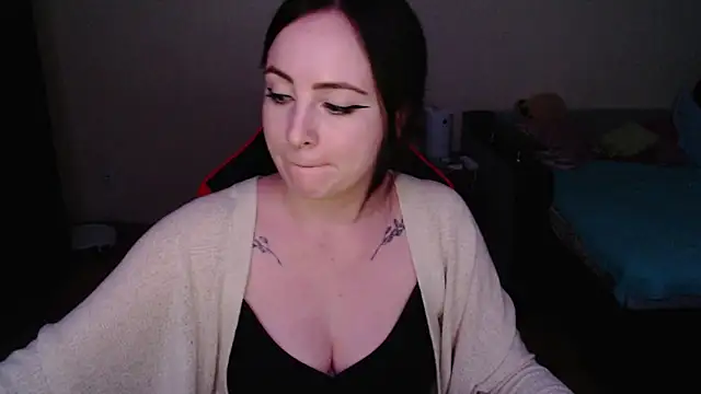 Snapshot of Laralianna chatting on 10-28-25, 08:00 Laralianna online show from 10-28-25, 08:00