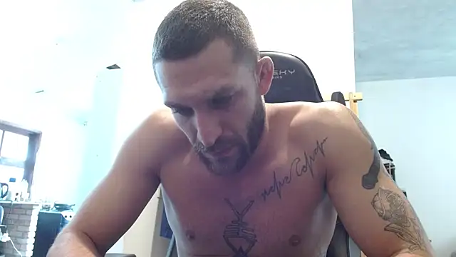 Snapshot of surfdog_95 chatting on 10-22-25, 03:12 surfdog 95 online show from 10-22-25, 03:12