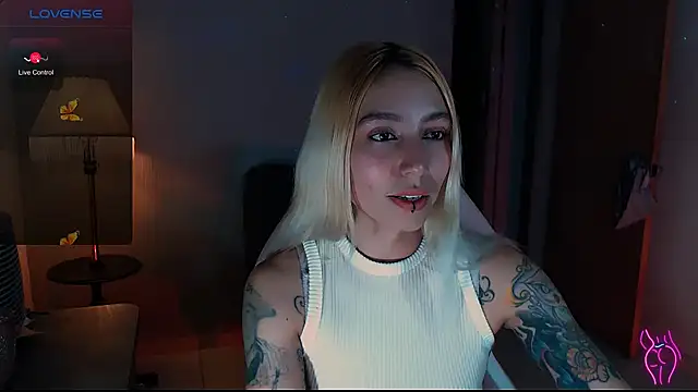 Snapshot of Saucy_Jenn chatting on 12-08-24, 04:25 Saucy Jenn online show from 12-08-24, 04:25