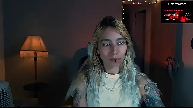 Snapshot of Saucy_Jenn chatting on 01-26-25, 03:38 Saucy Jenn online show from 01-26-25, 03:38