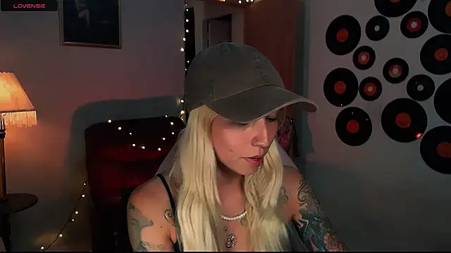 Snapshot of Saucy_Jenn chatting on 02-22-25, 03:01 Saucy Jenn online show from 02-22-25, 03:01