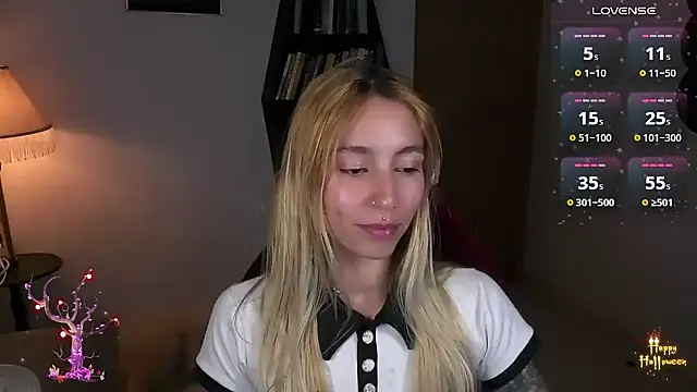 Snapshot of Saucy_Jenn chatting on 10-30-25, 05:09 Saucy Jenn online show from 10-30-25, 05:09