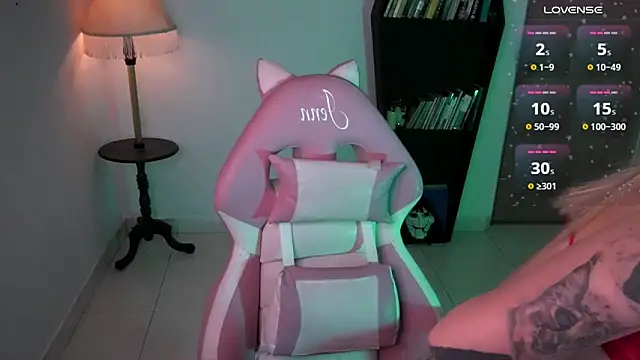 Snapshot of Saucy_Jenn chatting on 12-19-25, 03:13 Saucy Jenn online show from 12-19-25, 03:13