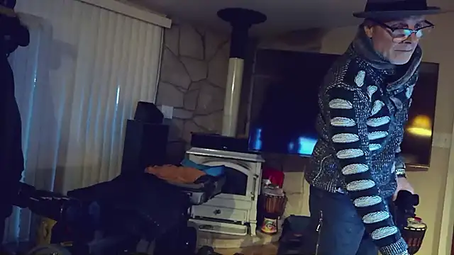 Snapshot of MoonDancer chatting on 12-02-25, 01:00 MoonDancer online show from 12-02-25, 01:00