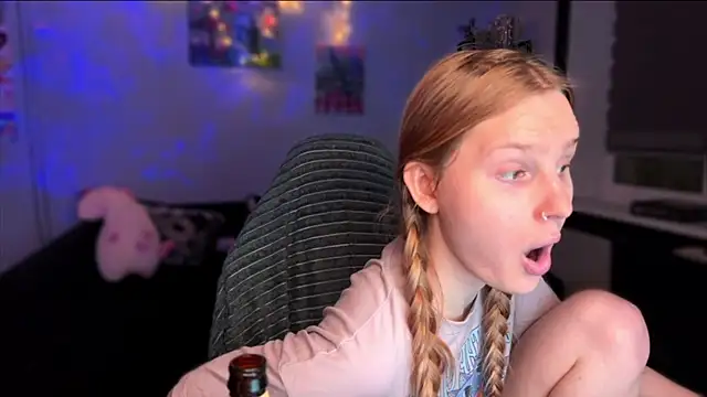 Snapshot of Chanel_Gill chatting on 12-17-25, 06:36 Chanel Gill online show from 12-17-25, 06:36