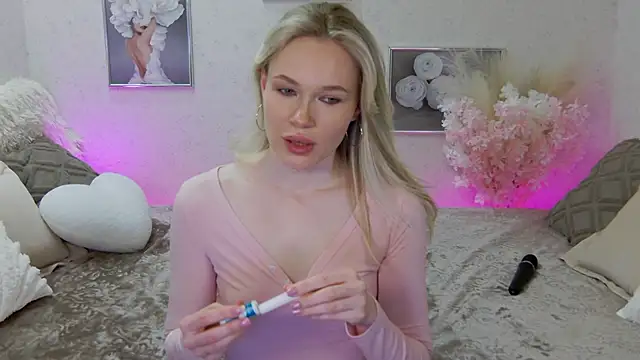 Snapshot of Veronika_Mitchel chatting on 03-18-25, 05:53 Veronika Mitchel online show from 03-18-25, 05:53