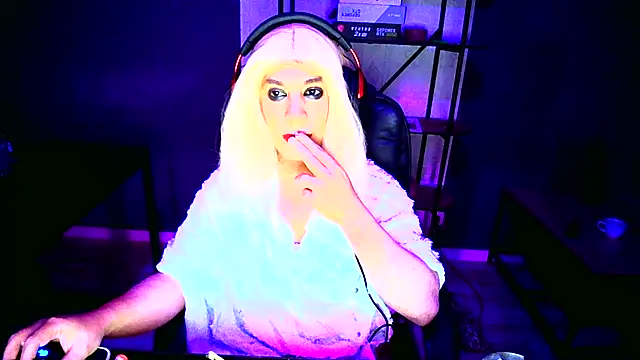 LatruieSow online show from 11-14-25, 06:34