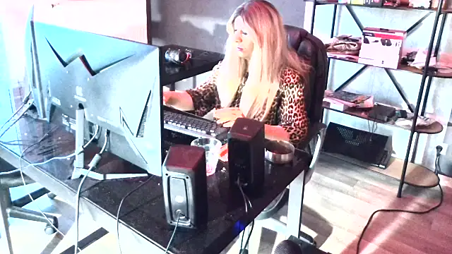 LatruieSow online show from 04-17-26, 09:01