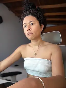 Snapshot of GabriSaenz chatting on 11-24-25, 02:17 GabriSaenz online show from 11-24-25, 02:17