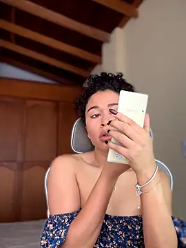 GabriSaenz online show from 11-25-25, 02:06