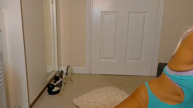 Snapshot of Tinkerbell822 chatting on 11-25-25, 09:09 Tinkerbell822 online show from 11-25-25, 09:09