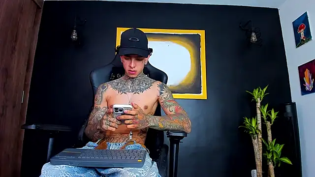 Snapshot of Aron_ford chatting on 12-14-24, 03:04 Aron ford online show from 12-14-24, 03:04