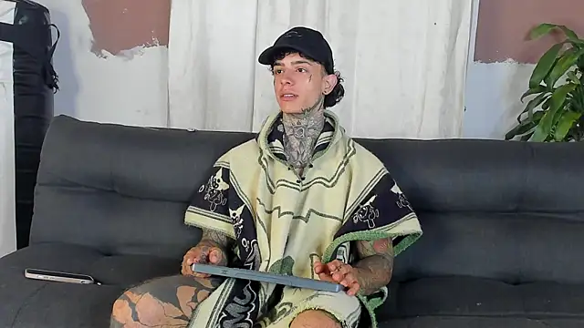 Snapshot of Aron_ford chatting on 10-06-25, 12:02 Aron ford online show from 10-06-25, 12:02