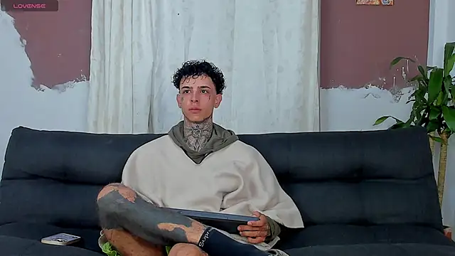 Snapshot of Aron_ford chatting on 10-11-25, 11:20 Aron ford online show from 10-11-25, 11:20