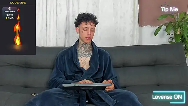 Snapshot of Aron_ford chatting on 10-15-25, 07:52 Aron ford online show from 10-15-25, 07:52