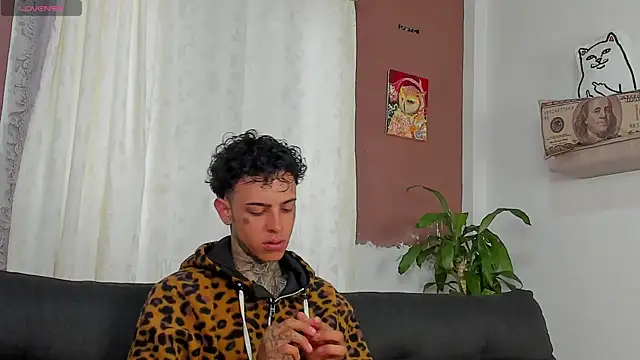 Snapshot of Aron_ford chatting on 10-18-25, 01:12 Aron ford online show from 10-18-25, 01:12