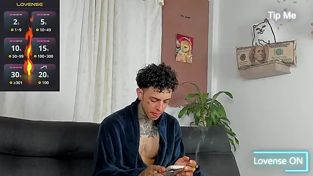 Snapshot of Aron_ford chatting on 10-22-25, 11:43 Aron ford online show from 10-22-25, 11:43