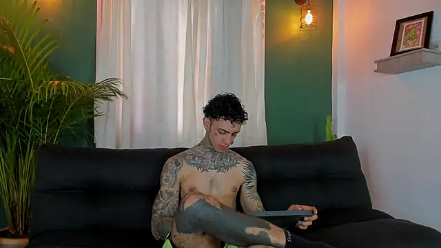 Snapshot of Aron_ford chatting on 10-30-25, 02:40 Aron ford online show from 10-30-25, 02:40