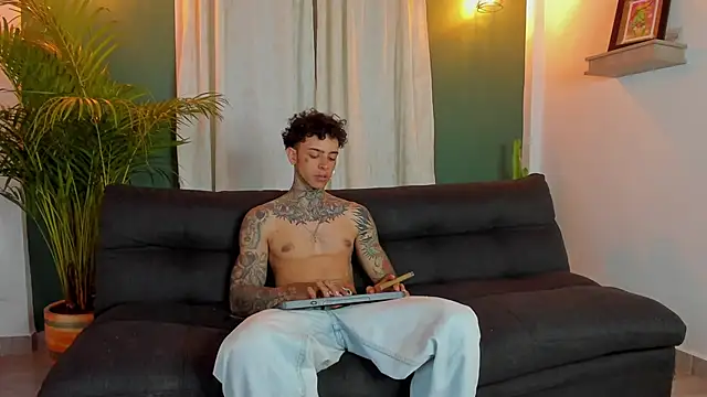 Snapshot of Aron_ford chatting on 10-31-25, 03:51 Aron ford online show from 10-31-25, 03:51