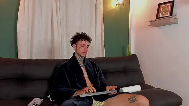 Snapshot of Aron_ford chatting on 11-05-25, 08:14 Aron ford online show from 11-05-25, 08:14