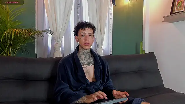 Snapshot of Aron_ford chatting on 11-08-25, 12:27 Aron ford online show from 11-08-25, 12:27