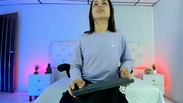 Snapshot of Aron_cruz chatting on 10-18-25, 01:12 Aron cruz online show from 10-18-25, 01:12