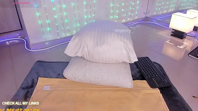 ohyesly  online show from 11-06-25, 11:00