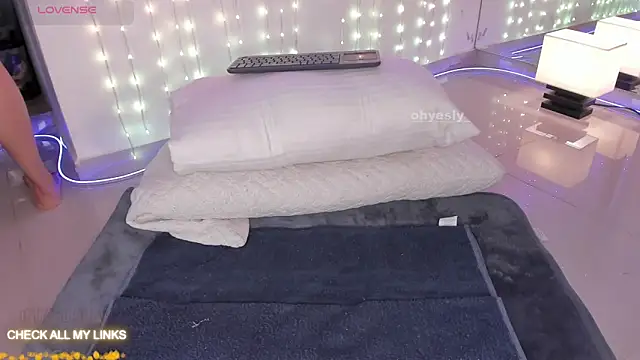 ohyesly  online show from 11-20-25, 10:04