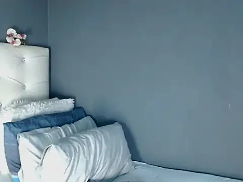 Snapshot of _MoniqueLovay_ chatting on 09-21-25, 11:01 MoniqueLovay online show from 09-21-25, 11:01
