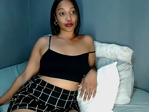 Snapshot of _MoniqueLovay_ chatting on 10-12-25, 04:22 MoniqueLovay online show from 10-12-25, 04:22