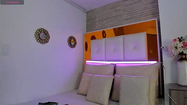 ShaniaBrownn online show from 12-21-24, 07:49