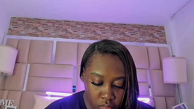 ShaniaBrownn online show from 09-19-25, 07:47